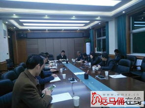 周至縣經(jīng)貿(mào)局組織機(jī)關(guān)干部集中觀看《電視問(wèn)政》欄目，聚焦商貿(mào)發(fā)展促提升